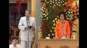 Сатья Саи Баба поёт мантру