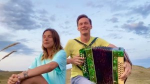 Павел Арламов и Маша.НА СКАМЕЕЧКЕ С ПОДРУЖКОЙ МЫ СИДЕЛИ ВДВОЁМ _ НА ГОРЕ У БЕРЕГА МОРЯ ПОД ГАРМОНЬ.