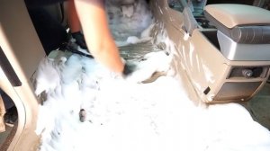 Идеальная химчистка очень грязного светлого пола салона автомобиля !!!