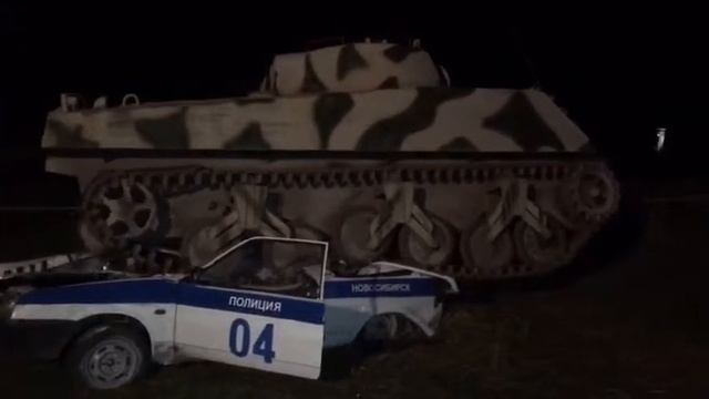Танк раздавил полицейскую машину смотреть онлайн