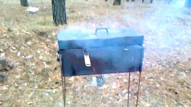 Самодельный раскладной столик, стульчик и мангал...тоже самодельный.