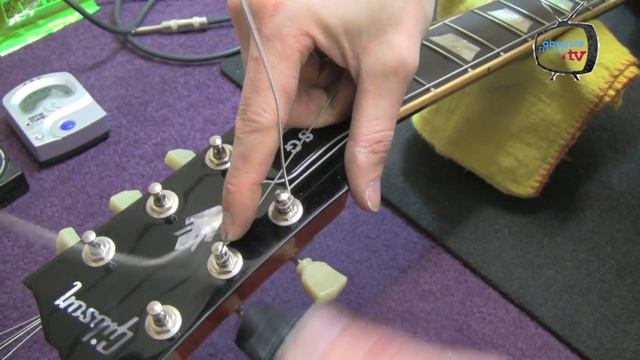 Absolute Music Re-stringing Tutorial #1 смотреть онлайн