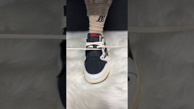 The new Travis Scott x Jordan 1 should’ve came with cream waxed laces… don’t worry we’ve got you. смотреть онлайн