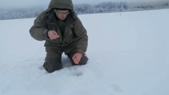 БЕШЕНЫЙ КЛЕВ ЩУКИ. Очередная удачная ловля щуки на флажки в январе. смотреть онлайн