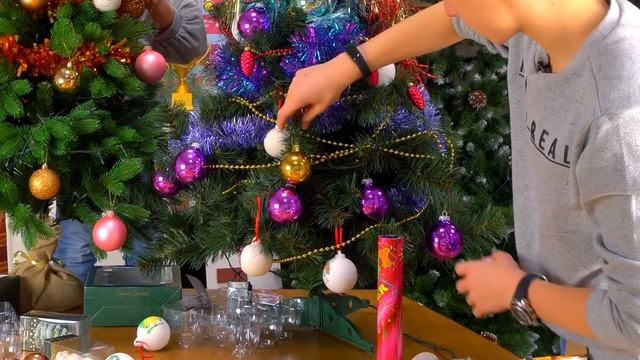 НАРЯЖАЕМ ЁЛКИ ЧЕЛЛЕНДЖ // САМОЕ НОВОГОДНЕЕ ВИДЕО // New Year Challenge 2019 смотреть онлайн