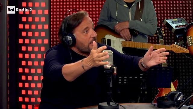 CHRISTIAN DE SICA ospite a Radio2 Social Club смотреть онлайн