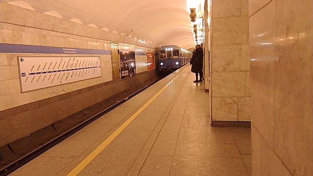 Ретропоезд с грузовым вагоном на станции проспект просвещения смотреть онлайн