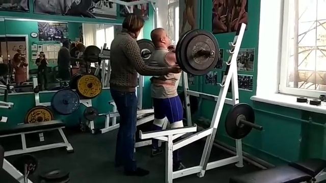 Присед на груди со штангой 170 кг на 1 раз смотреть онлайн