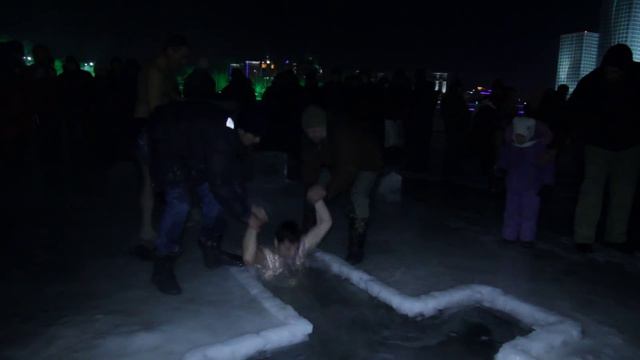 Купание в проруби на реке Есиль в Астане. 19.01.2011 смотреть онлайн