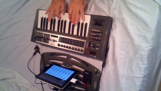 Ultra-portable music using iPad 2 and GarageBand with external midi controller. смотреть онлайн