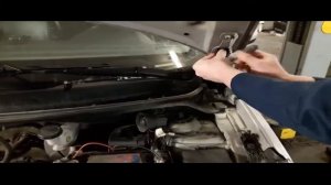 Установка газового упора амортизатора капота на Kia Rio 3