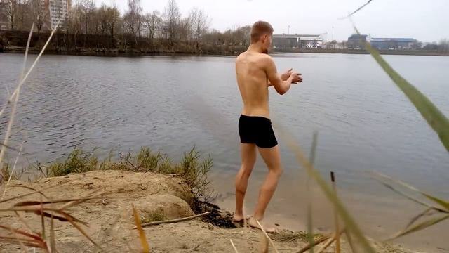 Поехавший вегетарианец купается в озере в НОЯБРЕ! смотреть онлайн