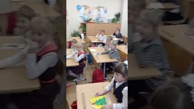 Мы в первом классе сидим, празднуем новый год, а тут вот это!??? смотреть онлайн