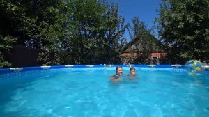 Дети купаются в бассейне