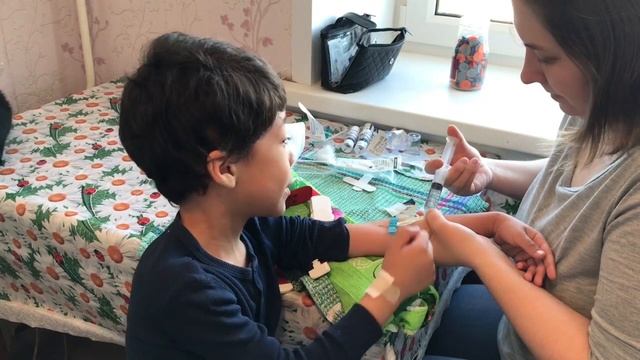 НЕ ХОЧУ СЮДА УКОЛ! Ребенок ревет на уколе. Укол ребенку видео. Мама делает укол ребенку. смотреть онлайн