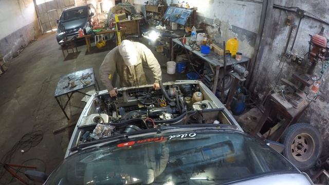COLOCANDO MOTOR / Renault 9 - Oiled Team смотреть онлайн