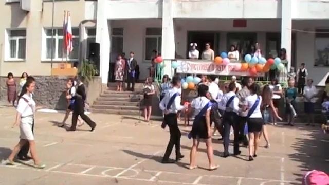 Последний звонок 2015 (на 7:00 сынок мой, Володя, поёт). смотреть онлайн