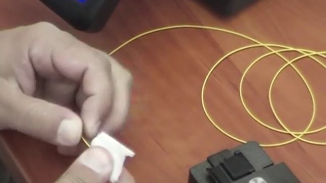 Зачистка и скалывание оптического волокна смотреть онлайн
