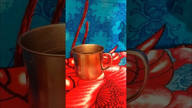 Чай удобно заваривать в металлической кружке с крышкой. смотреть онлайн