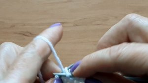 Вяжем спицами красивый ровный край изделия.