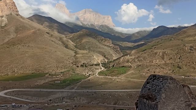 Эльтюбю - город мёртвых, где захоронения древних Аланцев. Панорама. смотреть онлайн