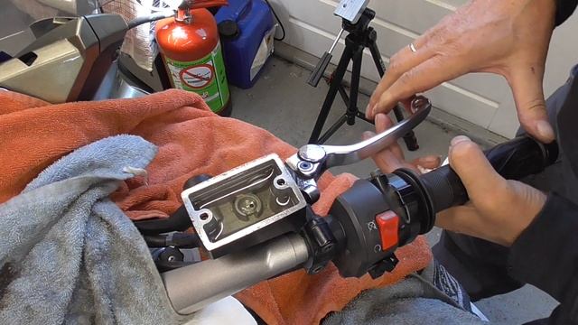 YAMAHA FJR1300 FRONT BRAKE FLUID CHANGE ! Is THIS how dealer do IT..? смотреть онлайн