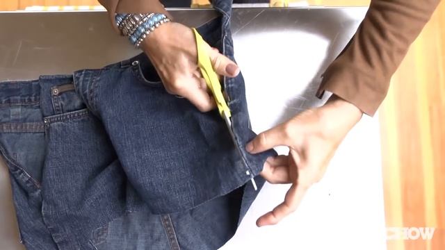 How to Recycle Jeans into a Garden Apron - CHOW Tip смотреть онлайн