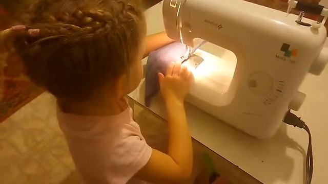 Ева шьет на швейной машинке смотреть онлайн