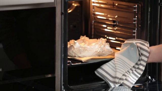 Valentine Day Recipe: Summer Berry Pavlova by Jamie Oliver! смотреть онлайн