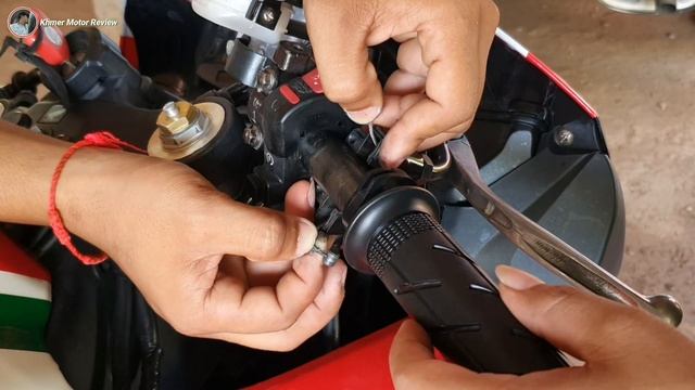 Change Handlebar grips on my CBR600RR, Handlebar grips changed/Khmer Motor Review смотреть онлайн