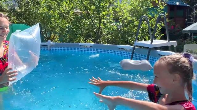 Вредная МЛАДШАЯ сестра VS СТАРШАЯ в БАССЕЙНЕ смотреть онлайн