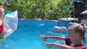 Вредная МЛАДШАЯ сестра VS СТАРШАЯ в БАССЕЙНЕ