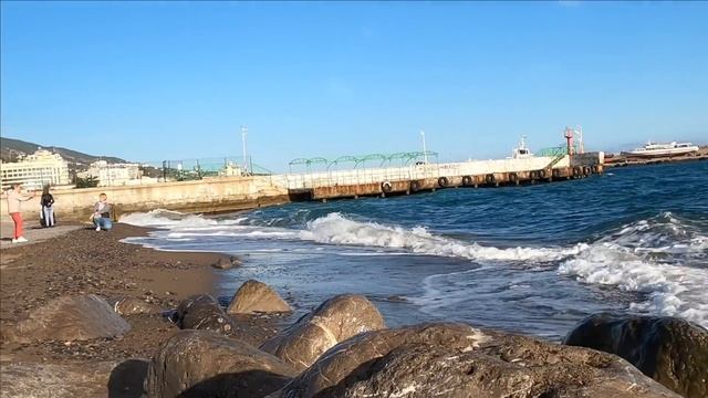 ?Набережная Ялты На улице жара.Собаки. Крым в ноябре смотреть онлайн