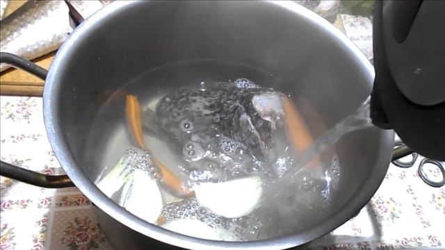 рыбный суп с консервированным зеленым горошком и стеблем сельдерея. смотреть онлайн