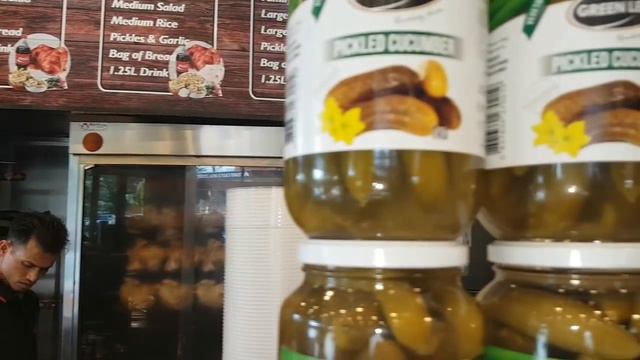 Художник от Бога - Sid Tapia .Нарисовал на стене рекламу для Hariri Chickens .Обзор картины и шопа смотреть онлайн