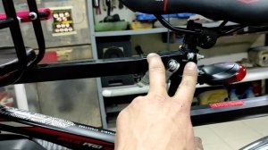 Устанавливаем детские сидения на новые электровелосипеды.