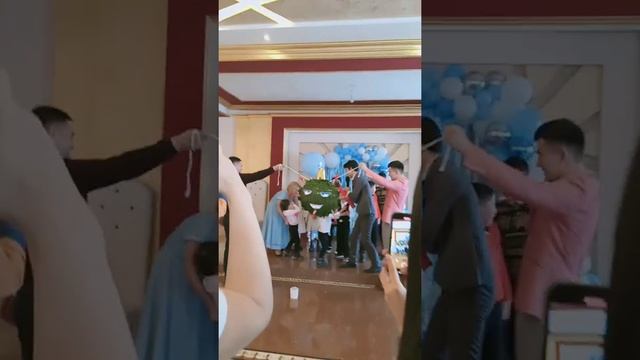 Детский праздник, дети бьют корона вируса смотреть онлайн