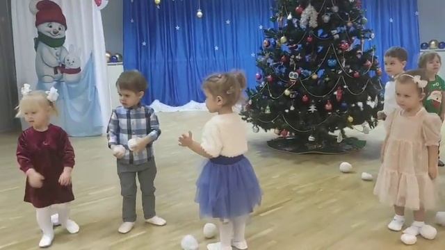 Пляска со снежками группа 5 смотреть онлайн