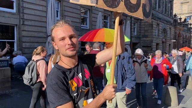 Caminando en el Royal Mile durante el festival The Fringe 2022 смотреть онлайн