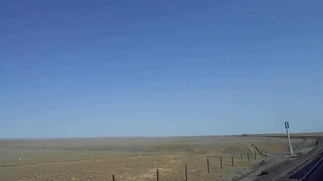 Всадник на плато и дороги под ЖД путями в Западном Казахстане смотреть онлайн