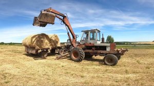 Редки кадры! Карпатец грузит рулоны сена!