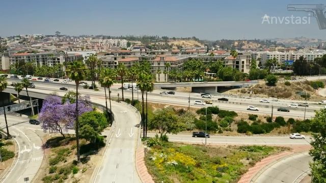 Зашла в здание и бесследно исчезла. Последние кадры перед загадочным исчезновением девушки.