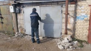 Ремонт в гараже СВОИМИ РУКАМИ?! Как  поднять ГАРАЖНЫЕ ВОРОТА в одиночку?!