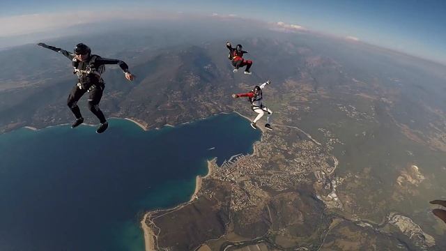 Skydiving routine over gorgeous Corsica смотреть онлайн