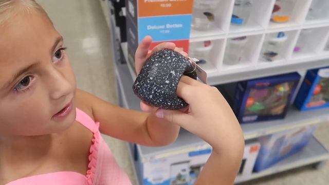 WHAT DID WE GET!? / GOING TO THE PET STORE & GETTING OUR FIRST FAMILY PET! смотреть онлайн