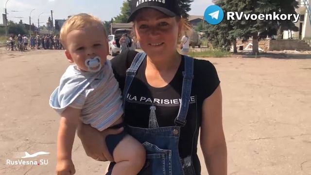 Радость местных жителей от встречи с российской армией в Лисичанске. смотреть онлайн