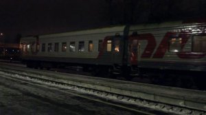 Тепловоз ТЭП70БС-093 прибывает с пригородным поездом Дно — Псков.