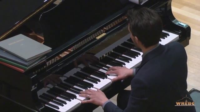 Синее небо, чайки над морем..