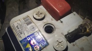 Доливаем дистиллированную воду в аккумулятор