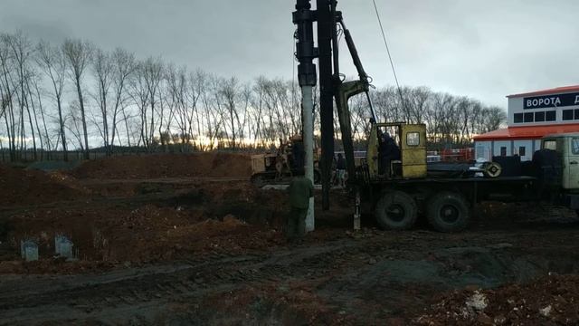 Забивка свай. Работа в поле. смотреть онлайн